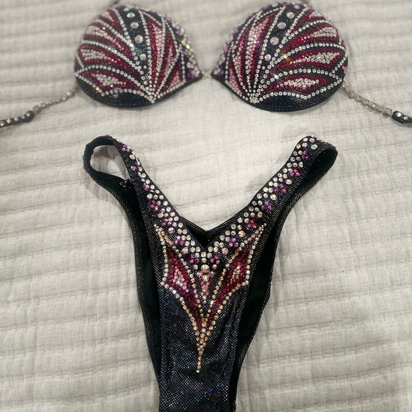 Figure /physique competition suit - Picture 1 of 2